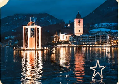 Adventlicher Wolfgangsee mit beleuchteter Laterne und St. Wolfgang.