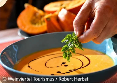 Kürbissuppe mit Kräutern, Foto: Weinviertel Tourismus / Robert Herbst.
